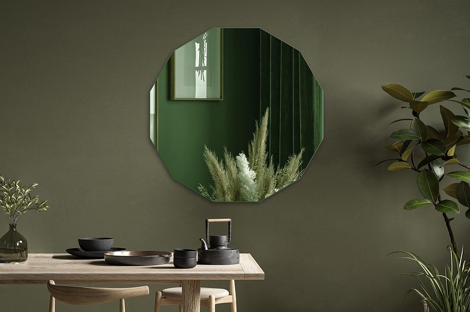 Et speil med mulighet for å velge fargen på glasset er et funksjonelt og elegant tillegg som passer til alle interiører. Velg riktig farge på speilglasset etter dine individuelle behov og stilen på rommet. Vi tilbyr forskjellige speilfarger, herunder gull og grafittgrå. Et slikt speil egner seg til alle typer rom som bad, soverom, entré eller stue. Enkelt med hensyn til montering og daglig vedlikehold.